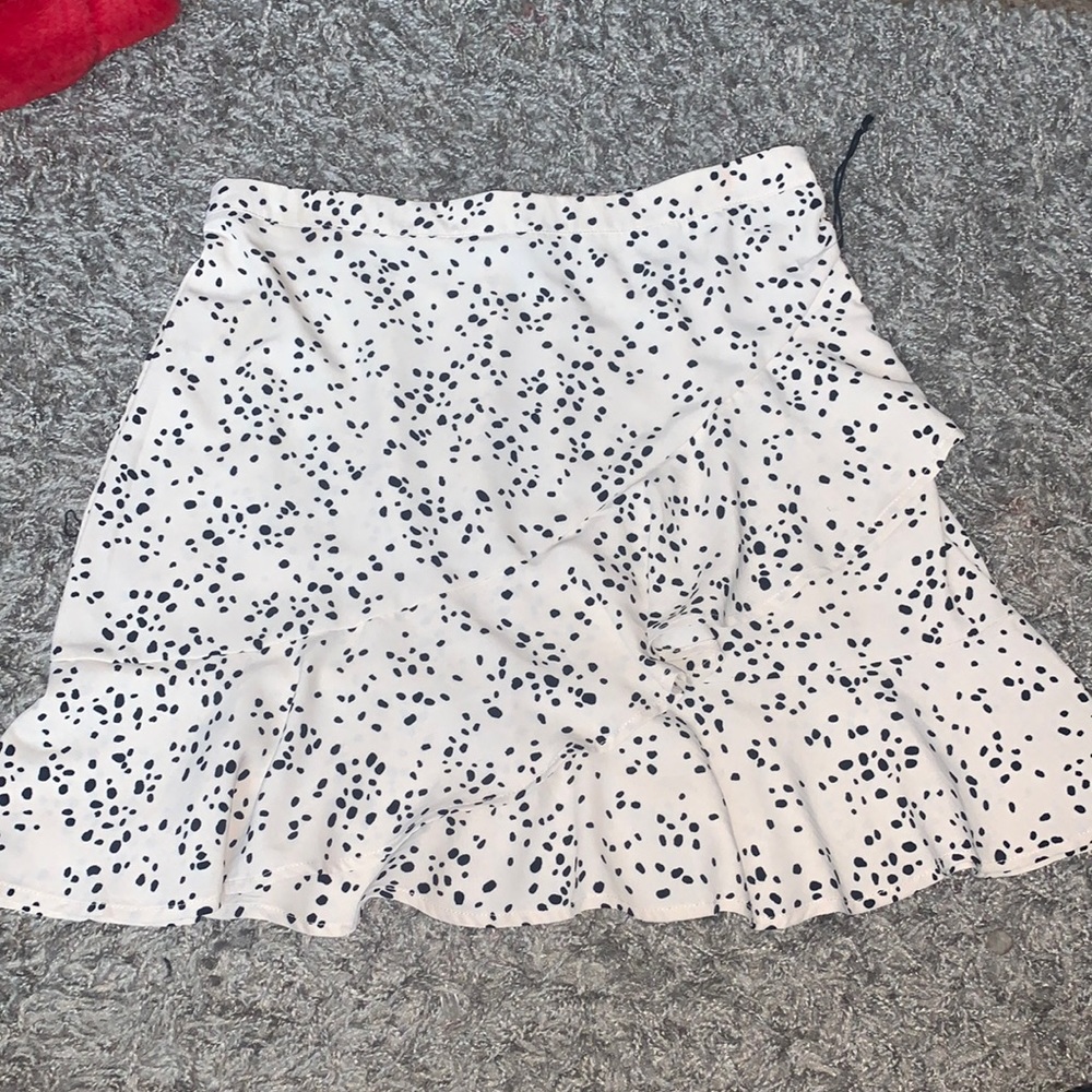 Size Medium! Cute skirt I got at a boutique never worn!